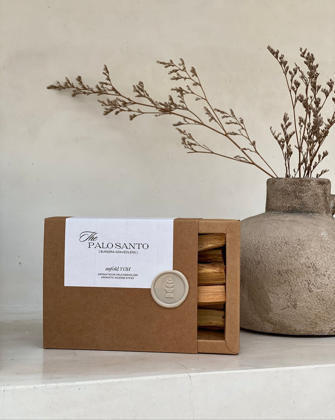 Six premium Palo Santo sticks made of pure Bursera graveolens wood displayed in an exclusive recycleable packaging case.